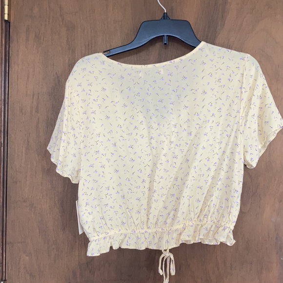 Relisted So yellow with floral print cinch front top size L - Picture 13 of 17